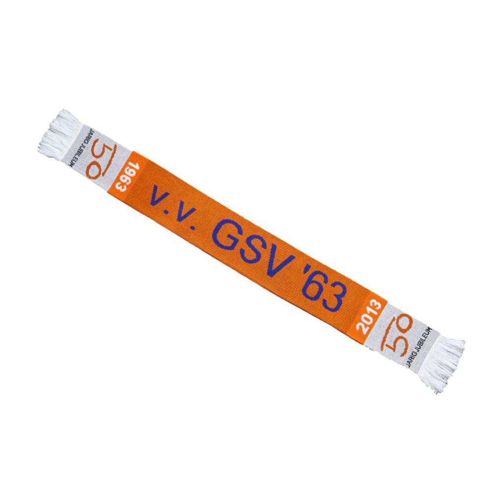 Clubsjaals oranje met witte franjes en zwarte tekst.