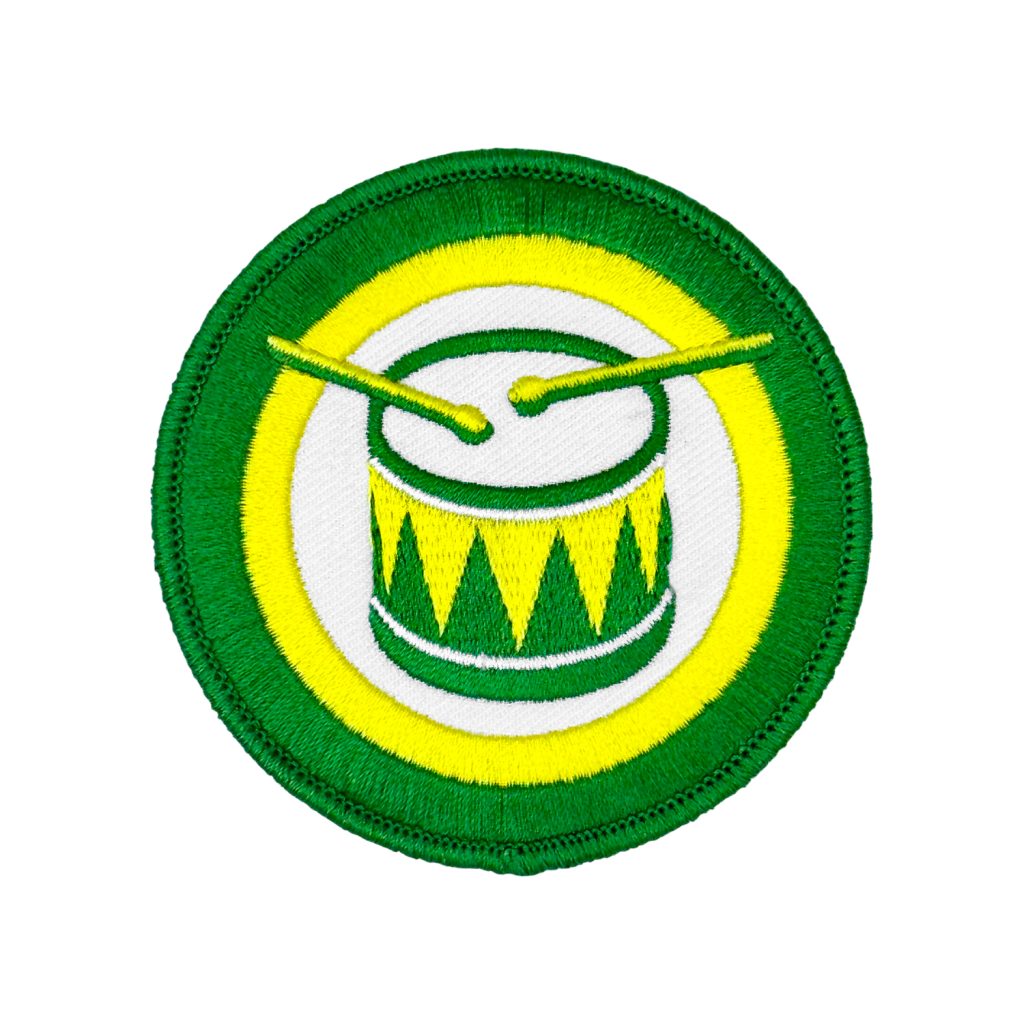 Ronde badge met logo en drie kleuren.