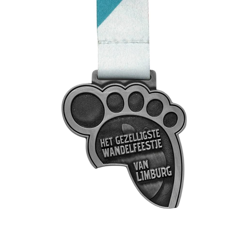 Reliëf 2D medaille met verschillende lagen. Compleet met bijpassend halslint.