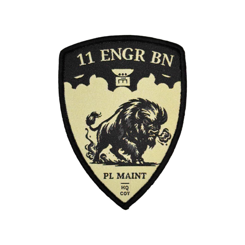 In vorm uitgesneden badge met logo en kleine teksten. Geweven in twee kleuren.