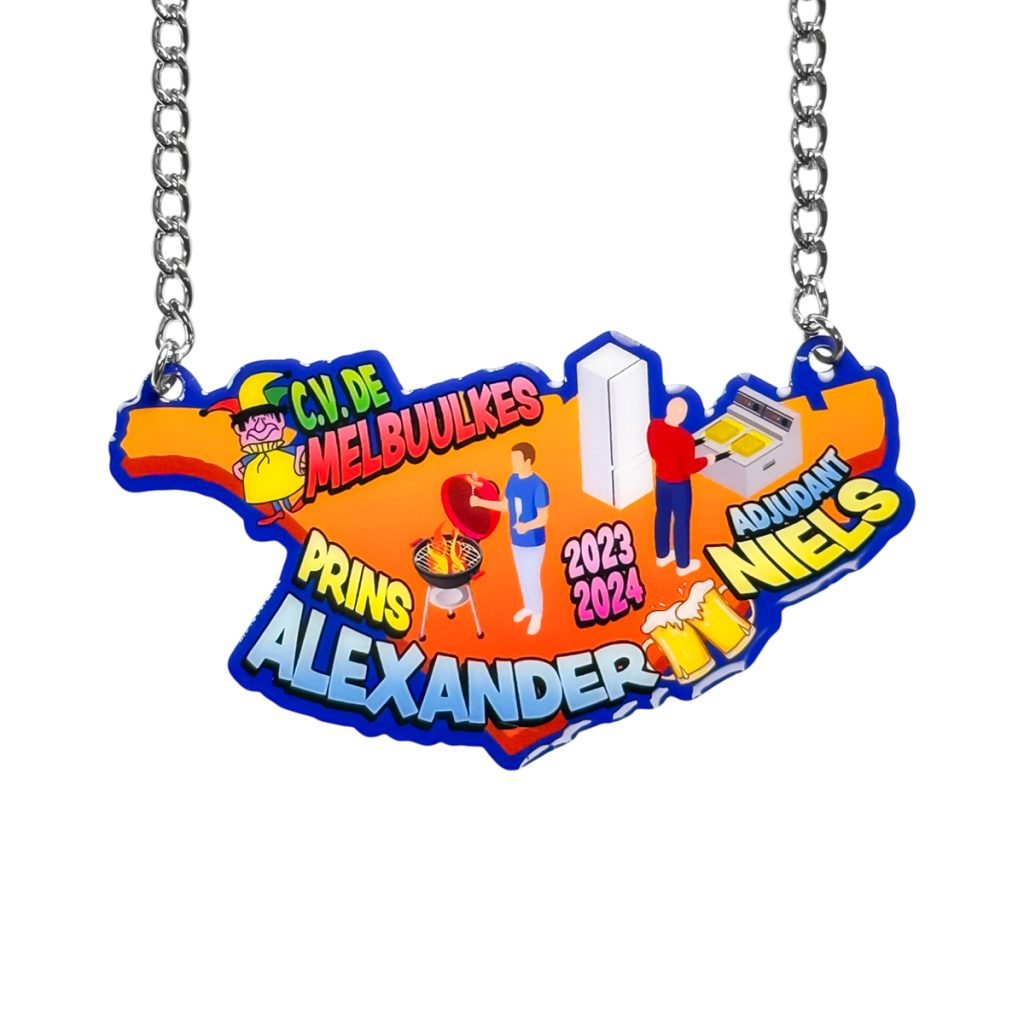 Compleet in vorm uitgesneden printing met epoxy medaille. Voorzien van ketting.