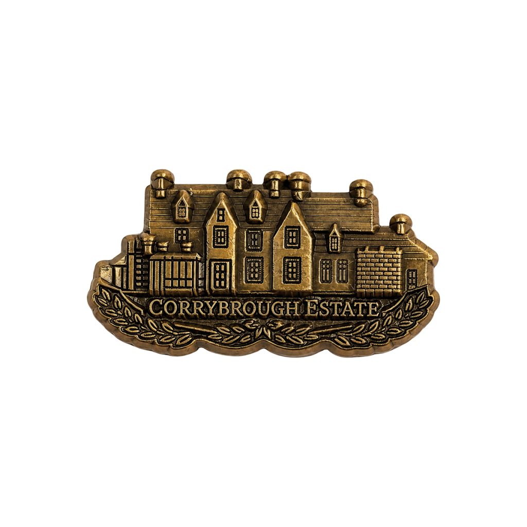 Metalen pin met reliëf, huisjes, uitgesneden in vorm, antiek goud
