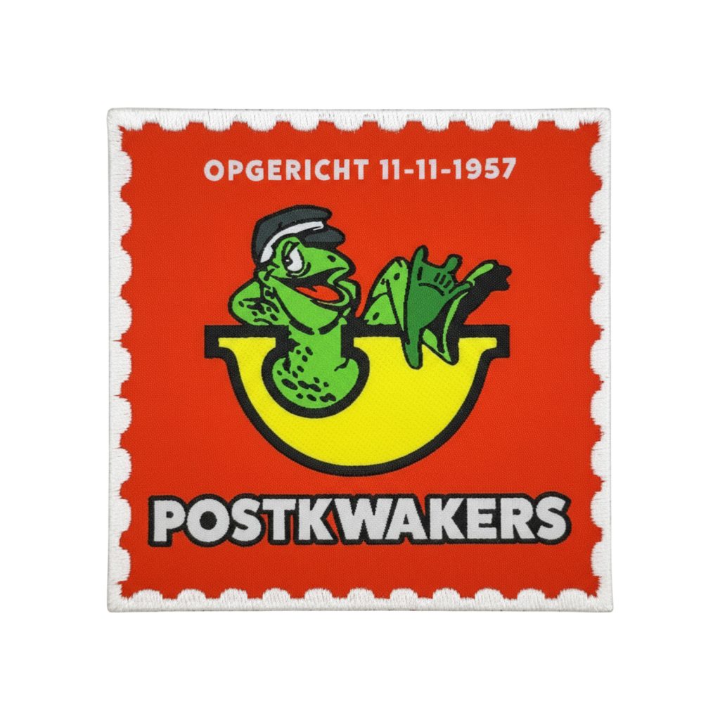 U kiest zelf de vorm, kleuren en afwerking. Wij bieden verschillende technieken aan, zoals borduren, sublimatie of geweven badges. Zo krijgt u precies de uitstraling die bij uw carnavalsviering past.