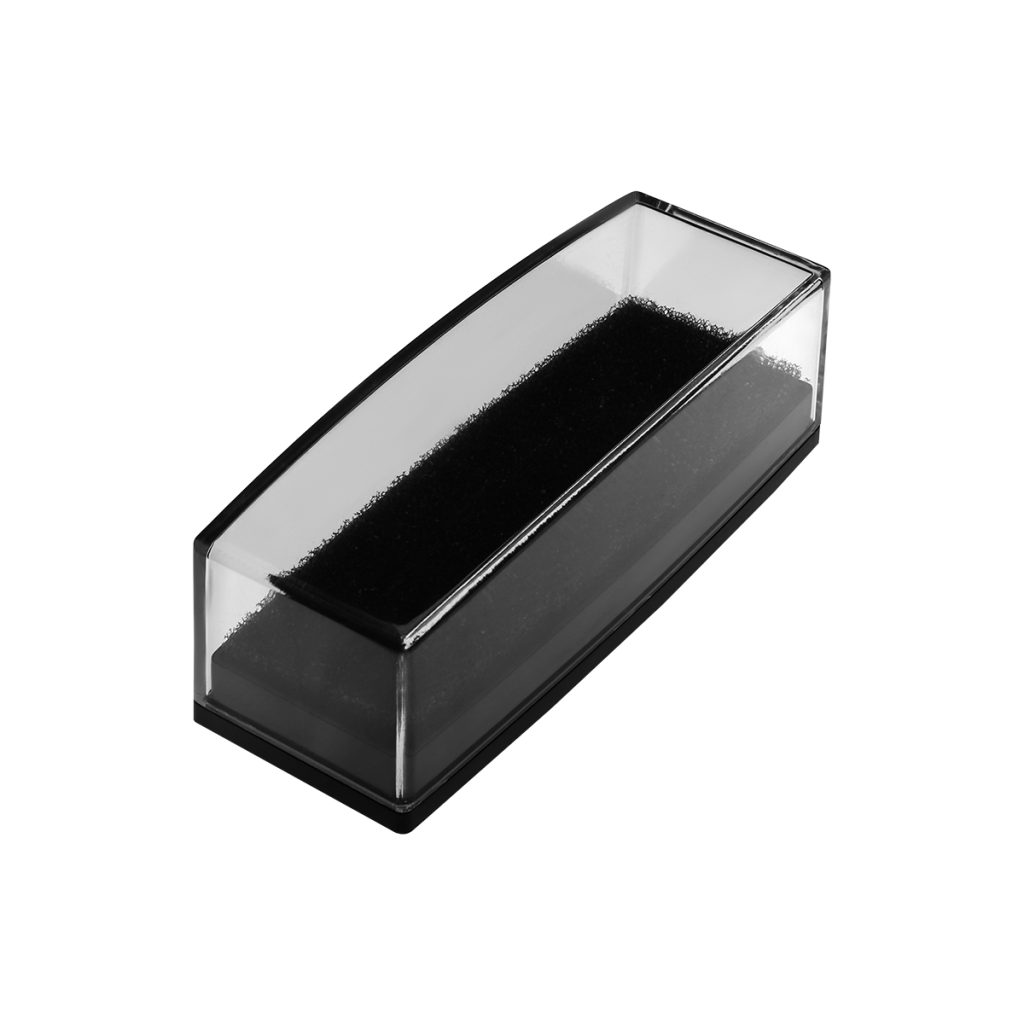 Doosje 4 is een langwerpig bewaardoosje voor een speld. Het doosje heeft een transparante deksel, zwarte onderkant en zwart schuim binnenin.